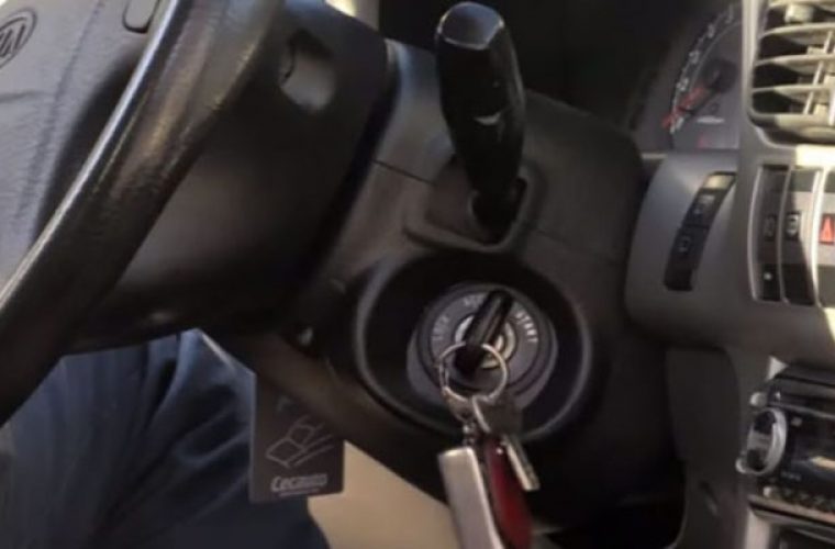 Μείνατε από μπαταρία; Δείτε στο βίντεο πως θα βάλετε μπροστά το αμάξι μόνο με ένα… σκοινί (ΒΙΝΤΕΟ)