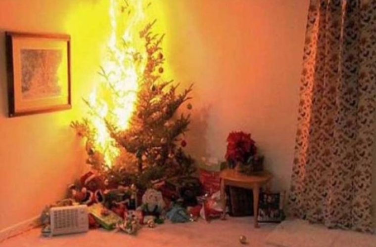 ΣΟΚΑΡΙΣΤΙΚΟ ΒΙΝΤΕΟ: Πόσο εύκολα μπορεί να πάρει φωτιά το χριστουγεννιάτικο δέντρο!
