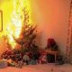 ΣΟΚΑΡΙΣΤΙΚΟ ΒΙΝΤΕΟ: Πόσο εύκολα μπορεί να πάρει φωτιά το χριστουγεννιάτικο δέντρο!