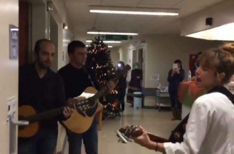 Θα κλάψετε: Έλληνες γιατροί τραγούδησαν στους ασθενείς τους για τα Χριστούγεννα και μετά… (ΒΙΝΤΕΟ)