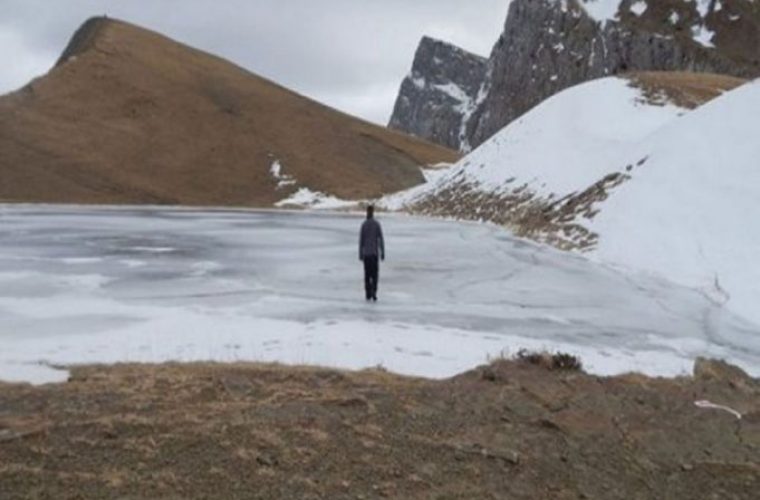 Υπέροχες εικόνες από τα Ιωάννινα: Περπατούν πάνω στην παγωμένη λίμνη!