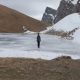 Υπέροχες εικόνες από τα Ιωάννινα: Περπατούν πάνω στην παγωμένη λίμνη!