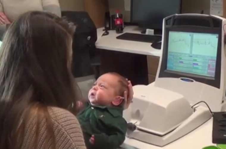 Μωρό ακούει τις φωνές των γονιών του για πρώτη φορά – Η αντίδραση του θα σας κάνει να κλάψετε! (ΒΙΝΤΕΟ)