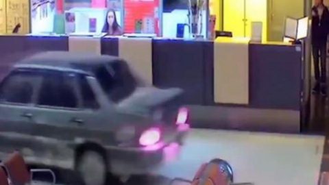 Απίθανο! Μεθυσμένος οδηγός μπούκαρε με το αυτοκίνητο του στο αεροδρόμιο! (ΒΙΝΤΕΟ)