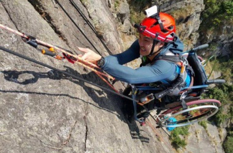 Παραπληγικός προκαλεί ρίγη συγκίνησης: Κάνει αναρρίχηση & ορειβασία με το καροτσάκι του!