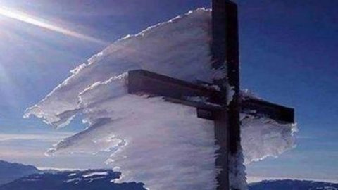 Η φωτογραφία του χιονισμένου σταυρού στον Ψηλορείτη που προκαλεί ανατριχίλα!