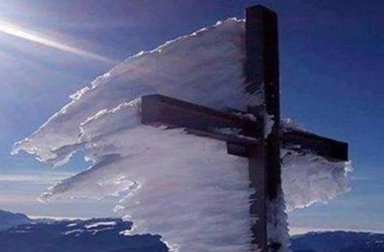 Η φωτογραφία του χιονισμένου σταυρού στον Ψηλορείτη που προκαλεί ανατριχίλα!