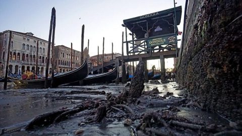 EIKONEΣ-ΣΟΚ: «Στέγνωσαν» τα κανάλια της Βενετίας – Αλλάζει το διαμάντι της Ιταλίας