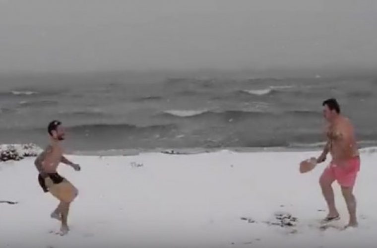Αθάνατη ελληνική τρέλα: Θεσσαλονικείς βάζουν μαγιό και παίζουν ρακέτες στα χιόνια!