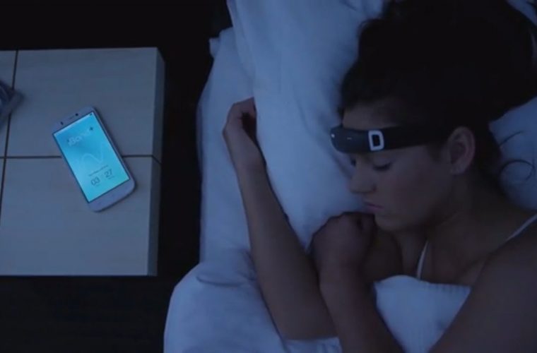 Τέλος οι αϋπνίες : Η συσκευή που σας βοηθά να κοιμηθείτε και να δείτε απίθανα όνειρα!(vid)