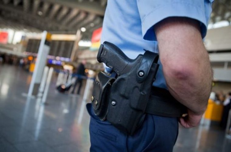 Αστυνομικοί ανάγκασαν μητέρα σε αεροδρόμιο στη Γερμανία να δείξει το στήθος της για να αποδείξει πως θηλάζει