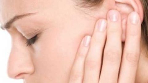 Πόνος στο αυτί: Λοίμωξη ή κρυολόγημα; Δείτε τα συμπτώματα