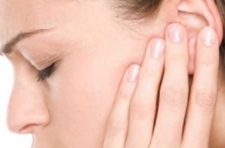 Πόνος στο αυτί: Λοίμωξη ή κρυολόγημα; Δείτε τα συμπτώματα