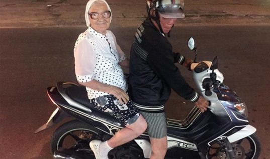 ΘΕΑ: 89χρονη κάνει το γύρω του κόσμου με μοτοσυκλέτα και μας ενημερώνει με φωτογραφίες!
