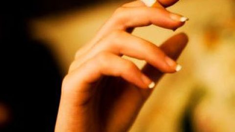 Κιτρινίλα στα δάχτυλα από τσιγάρο: 3 τρόποι για να την εξαφανίσεις!