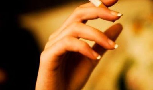 Κιτρινίλα στα δάχτυλα από τσιγάρο: 3 τρόποι για να την εξαφανίσεις!