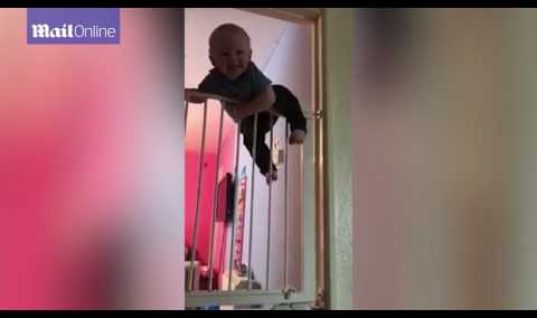Θα ξετρελαθείτε: «Σούπερ-μωρό» σκαρφαλώνει διπλή πόρτα ασφαλείας! (vid)