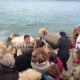 Απίθανες σκηνές στην Πάτρα: Κολυμβητές καυγάδισαν για τον Σταυρό! Δείτε το ντροπιαστικό επεισόδιο