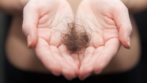 Ο εφιάλτης της τριχόπτωσης: Τι φταίει και πέφτουν τα μαλλιά σας;
