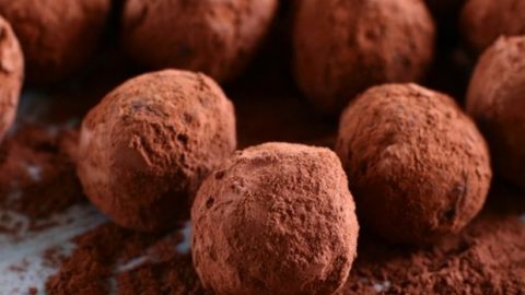 Θα ξετρελαθείτε: Τρούφες σοκολάτας με δυο μόνο υλικά