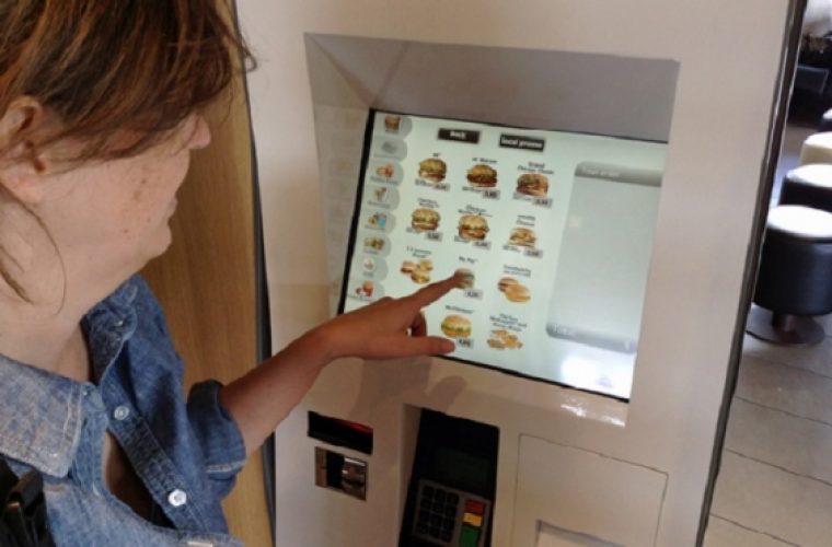 Τί άλλο θα σκεφτούν: Έφτασε το πρώτο ATM …fast-food!
