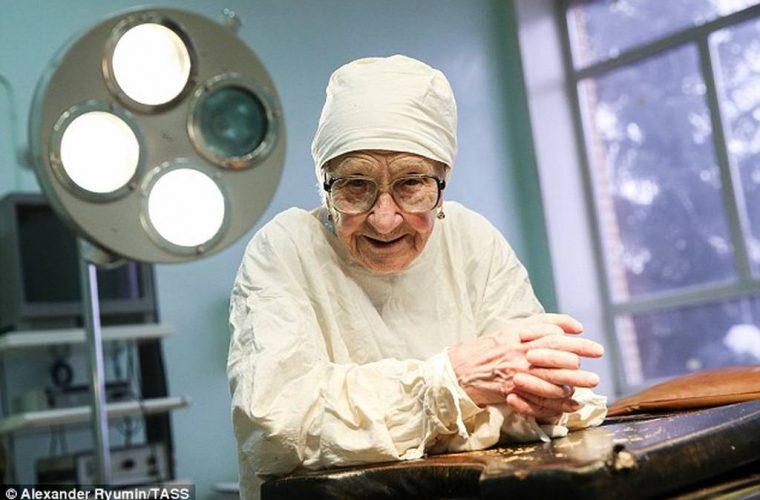 Απίστευτη: Η 90χρονη χειρουργός που… αρνείται να αφήσει το νυστέρι! (εικόνες)