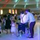 H συγκινητική στιγμή που ένας παράλυτος άντρας σηκώθηκε για να χορέψει με την αδελφή του στο γάμο της!