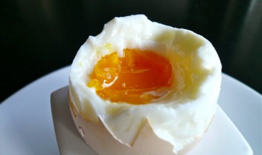 Προσοχή: Δείτε τι κινδύνους κρύβουν τα μελάτα αυγά!