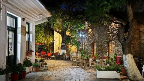 Το ελληνικό χωριό όπου όλα τα μαγαζιά ανοίγουν στις 11 το βράδυ και κλείνουν το πρωί!