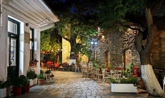 Το ελληνικό χωριό όπου όλα τα μαγαζιά ανοίγουν στις 11 το βράδυ και κλείνουν το πρωί!