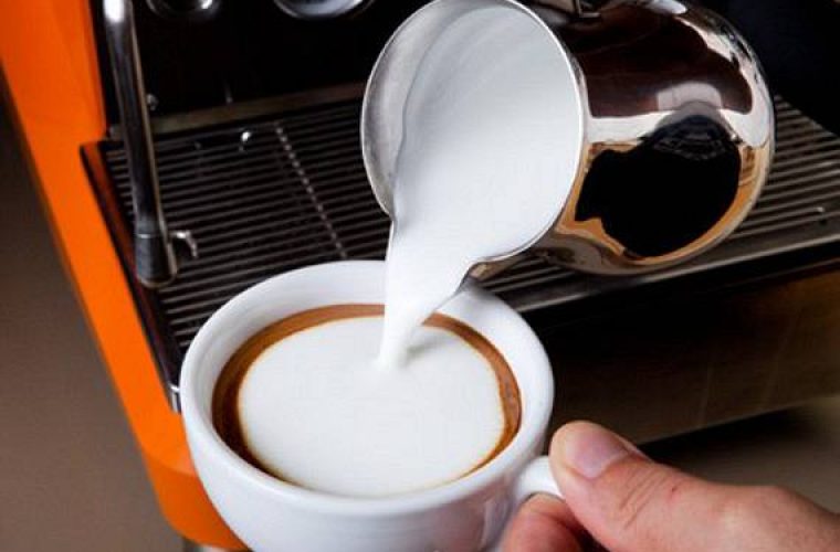 Δείτε τι συμβαίνει στον οργανισμό σας αν βάζετε στον καφέ ζάχαρη και γάλα!