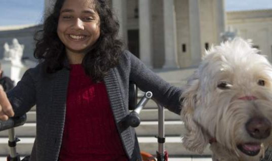 Δικαστική δικαίωση για ανάπηρη μαθήτρια στις ΗΠΑ: Της απαγόρευαν να έχει στην τάξη τον σκύλο-συνοδό