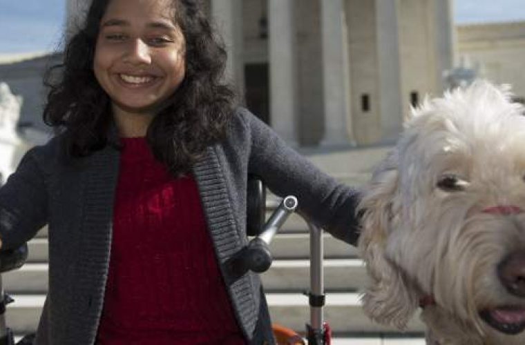 Δικαστική δικαίωση για ανάπηρη μαθήτρια στις ΗΠΑ: Της απαγόρευαν να έχει στην τάξη τον σκύλο-συνοδό