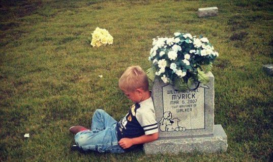 Το παιδάκι που πηγαίνει στον τάφο του αδερφού του και του λέει για την ζωή του… (εικόνες)