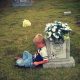 Το παιδάκι που πηγαίνει στον τάφο του αδερφού του και του λέει για την ζωή του… (εικόνες)
