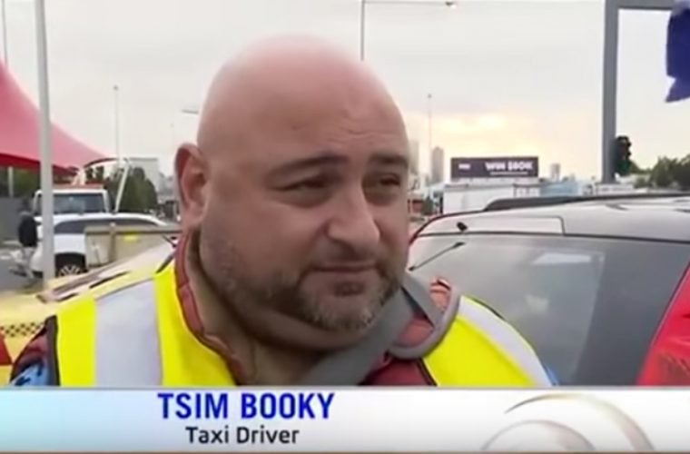 Επος: Έλληνας ταξιτζής στην Αυστραλία τρολάρει ρεπόρτερ ότι λέγεται «Tsim Booky»! (vid)