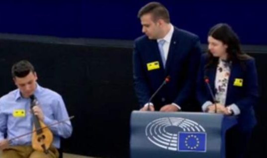 Μαθητής από τα Χανιά έπαιξε λύρα στο Ευρωκοινοβούλιο! (vid)
