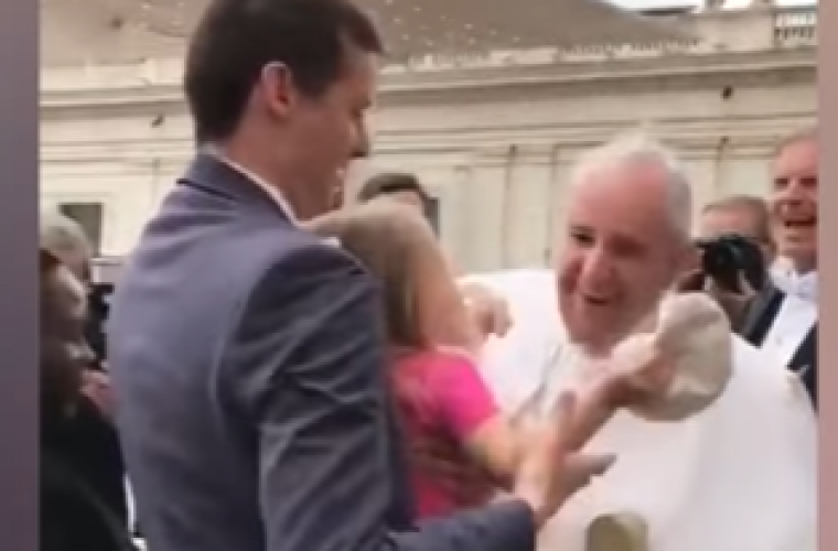 Είναι viral! Κοριτσάκι κλέβει το καπέλο του Πάπα