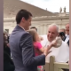 Είναι viral! Κοριτσάκι κλέβει το καπέλο του Πάπα