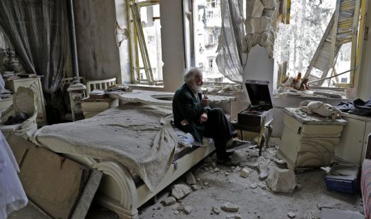 Ο άντρας στο κρεβάτι: Η ιστορία πίσω από την εμβληματική φωτογραφία από το Χαλέπι