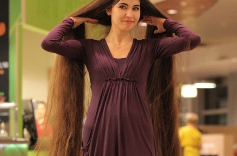 H «Ραπουνζέλ» της Λετονίας έχει μαλλιά που ξεπερνούν τα 2 μέτρα και τα μακραίνει εδώ και 20 χρόνια!