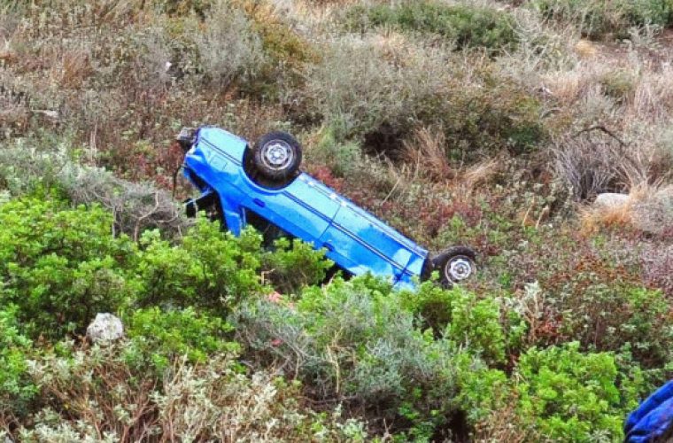 Λευκάδα: Τύχη βουνό για νεαρή οδηγό που το αυτοκίνητό της έπεσε σε γκρεμό 80 μέτρων!