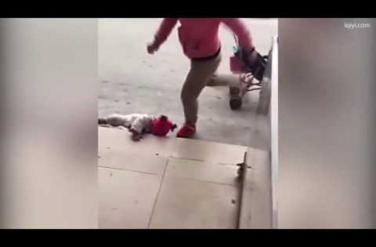 Σοκαριστικό βίντεο: Κλωτσάει το μωρό της στην άκρη του δρόμου για να σταματήσει να κλαίει