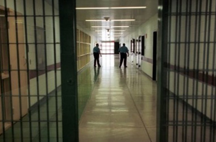 Μαρτυρία-σοκ του φυλακισμένου στην Πάτρα: «Μου σήκωσαν την μπλούζα και με χειρούργησαν με χειροπέδες»