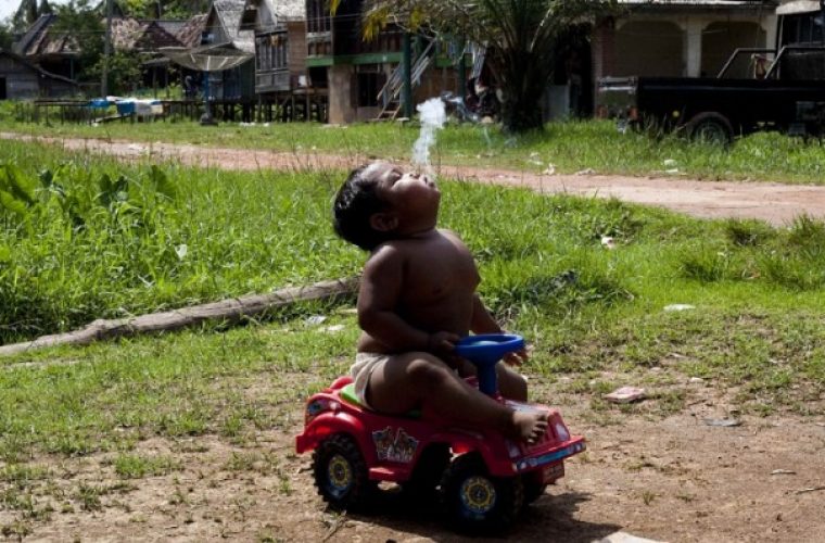 Θυμάστε το 2χρονο αγοράκι που κάπνιζε μανιωδώς, 40 τσιγάρα την ημέρα; – Δείτε πως είναι σήμερα και τι κάνει (εικόνες)