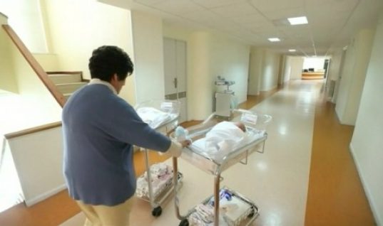 Ισπανία: H γυναίκα που γέννησε δίδυμα στα 64 της έχασε την επιμέλειά τους