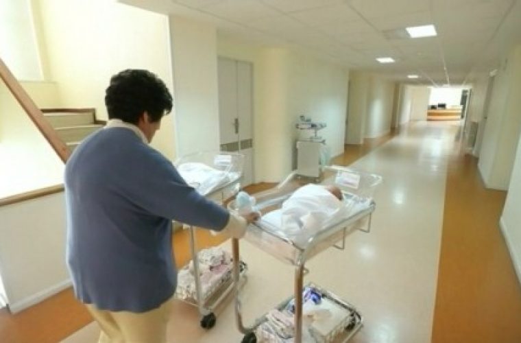 Ισπανία: H γυναίκα που γέννησε δίδυμα στα 64 της έχασε την επιμέλειά τους
