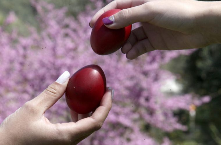 Γιατί τσουγκρίζουμε αυγά το Πάσχα; Οι συμβολισμοί