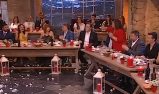 Βίντεο: Η Βίκυ Σταυροπούλου πετάει κόκκινο αυγό στο πρόσωπο της Μαρίας Κωνσταντάκη!