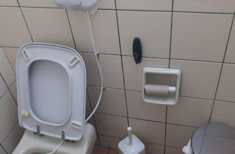 Σάλος στο Ναύπλιο: Βρέθηκε σε τουαλέτα ταβέρνας κρυφή κάμερα με μορφή κρεμάστρας!